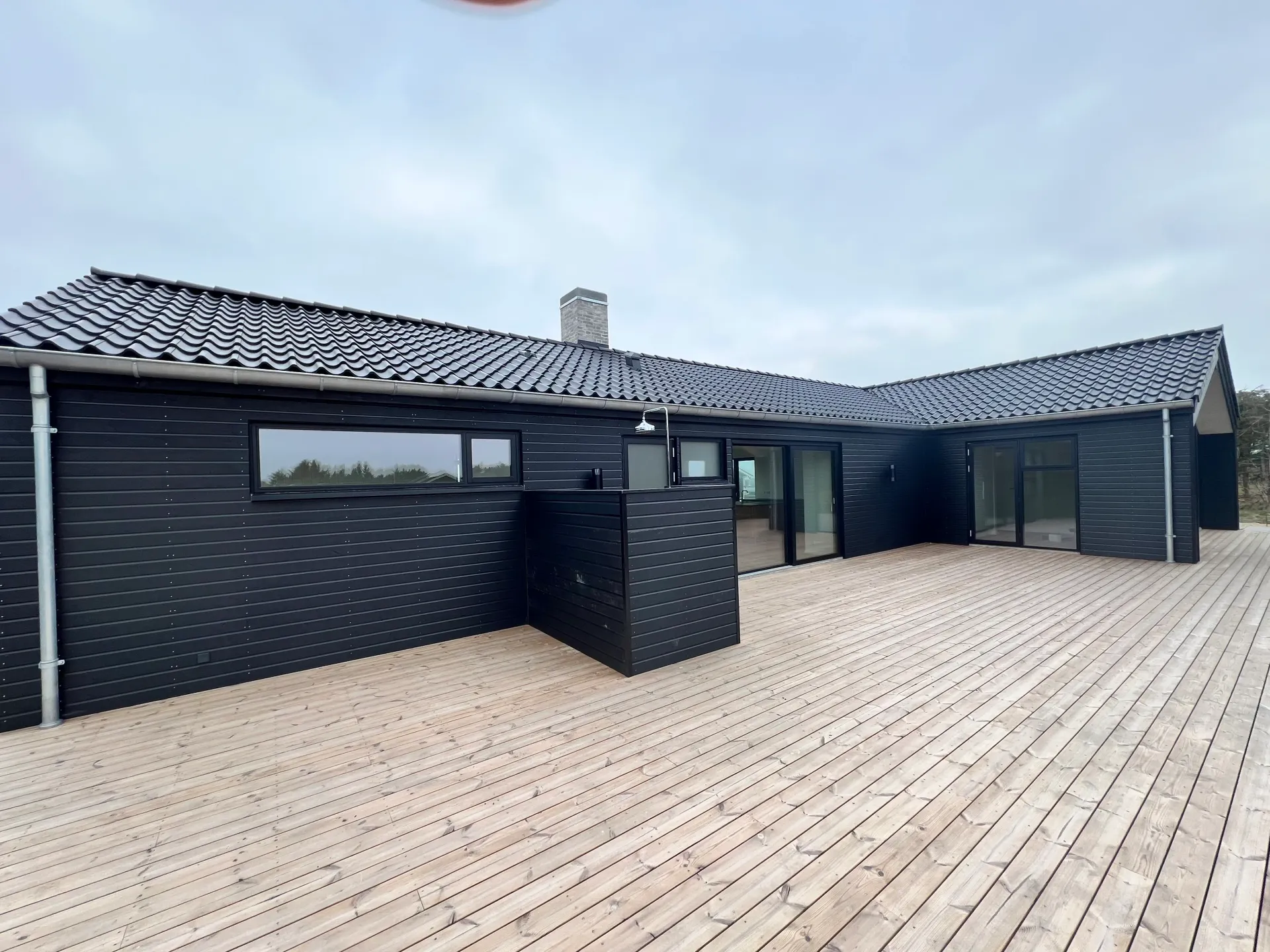 Udebruser på terrasse ved sommerhus, Løkken — Arkitekttegnestuen Yderskov